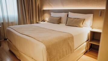 Habitación estándar doble | Ropa de cama de alta calidad, minibar, caja fuerte y escritorio