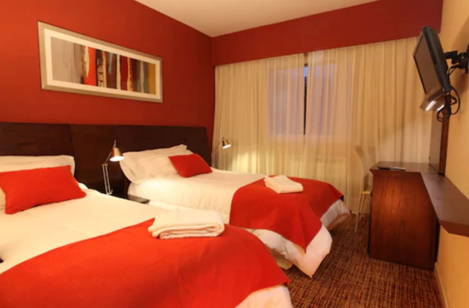 Peralatan tempat tidur premium, bar mini, peti besi dalam bilik, meja 