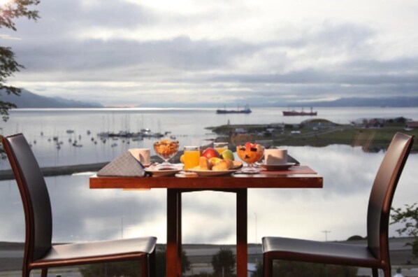 Daily buffet breakfast (ARS 250 per person)