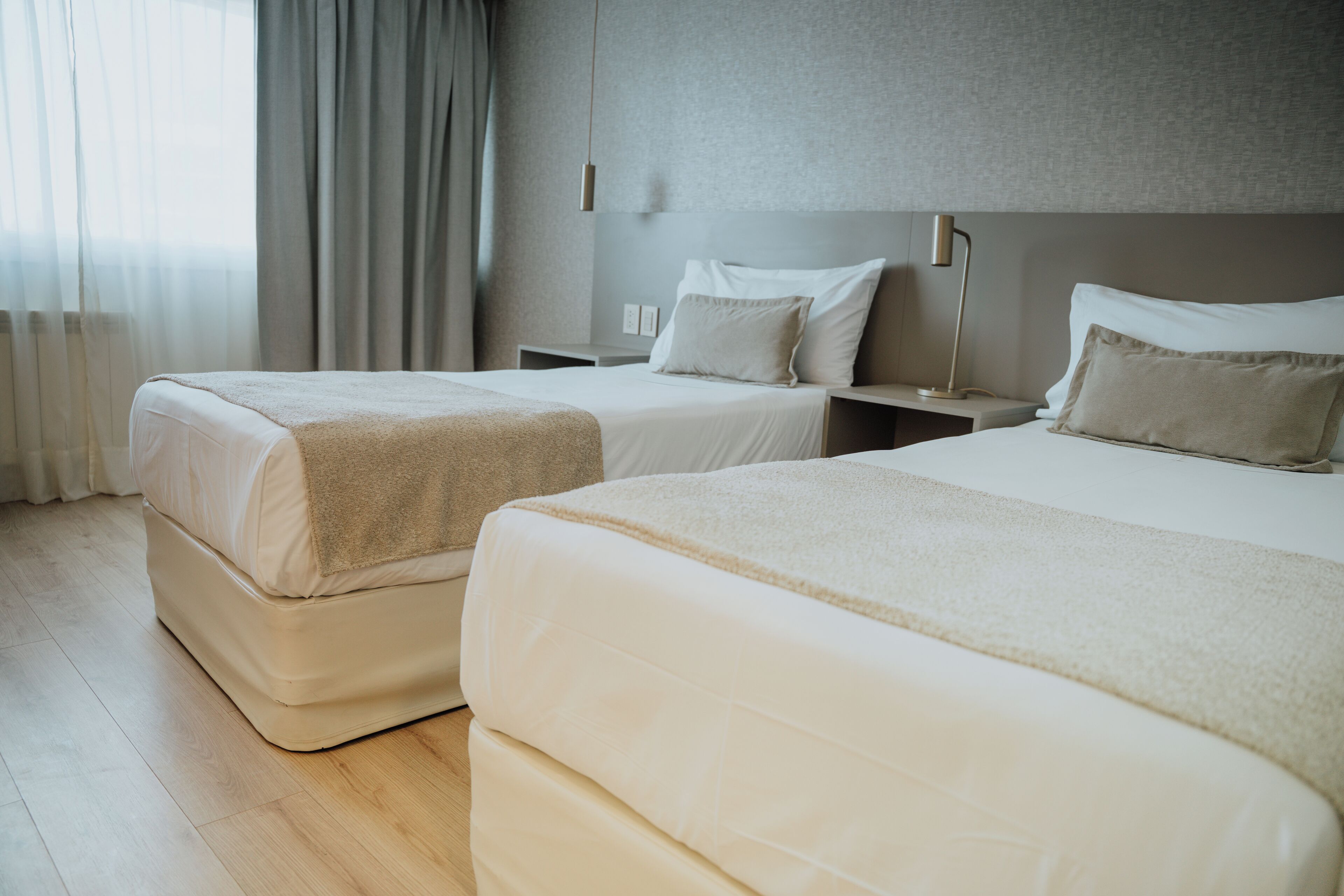 Ropa de cama de alta calidad y minibar 