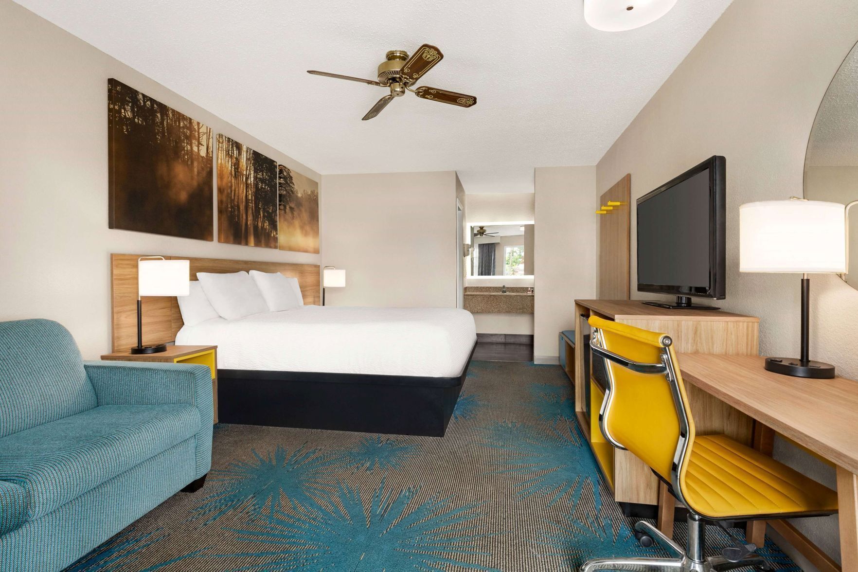 書桌、免費 Wi-Fi、床單