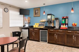 Cocina compacta con cafetera, dispensador de té y dispensadores de condimentos.