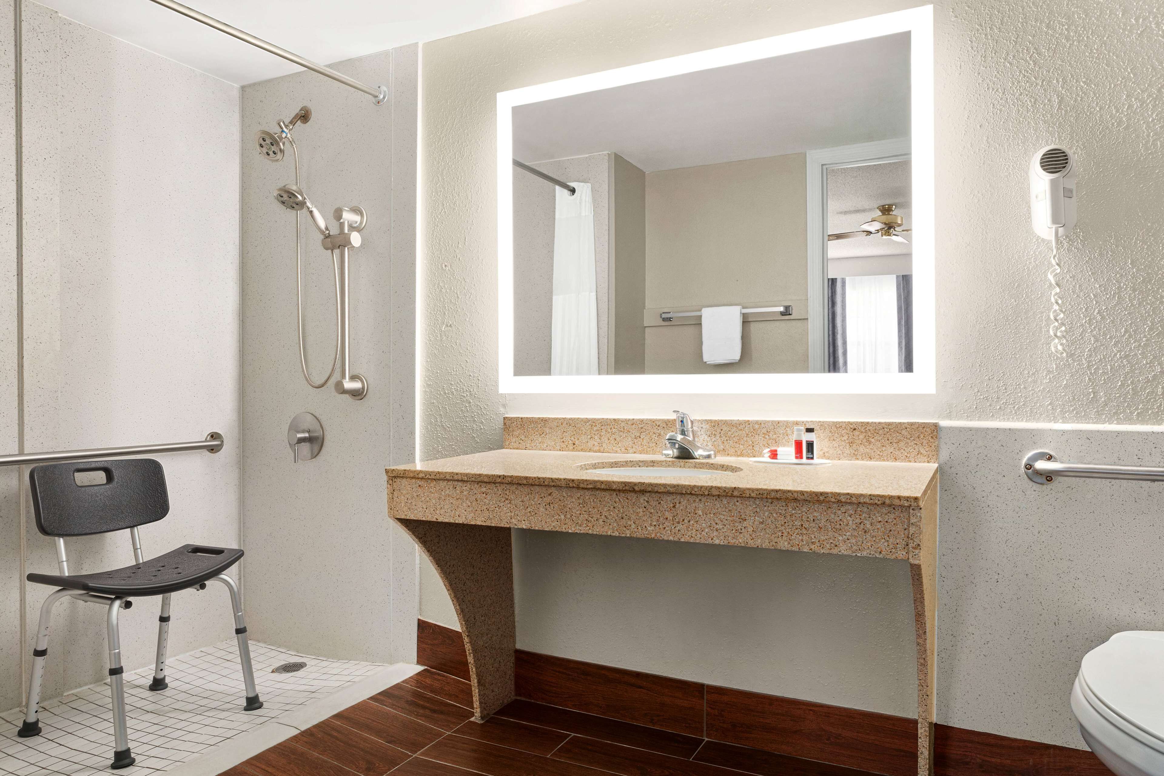 Kombinasi shower/bathtub dan perlengkapan kamar mandi ramah lingkungan
