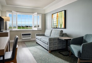 Suite, 1 cama Queen size, cocina | Escritorio, cortinas blackout, tabla de planchar con plancha y cunas 