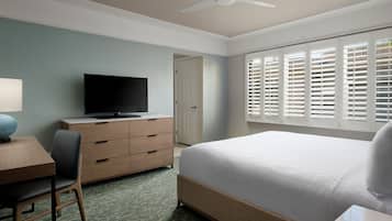 Bureau, rideaux occultants, fer et planche Ă repasser