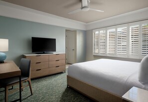 Escritorio, cortinas blackout, tabla de planchar con plancha y cunas 