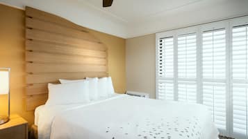 Escritorio, cortinas blackout, tabla de planchar con plancha y cunas