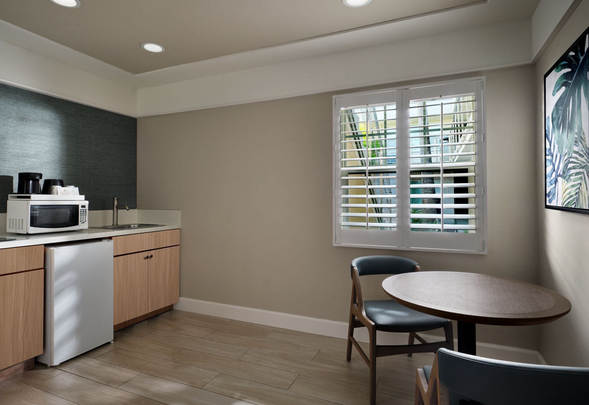 Frigobar, microondas, placa de cocina, cafetera/tetera