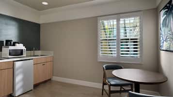 Frigobar, microondas, placa de cocina, cafetera/tetera