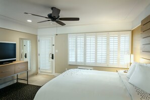 Escritorio, cortinas opacas, tabla de planchar con plancha