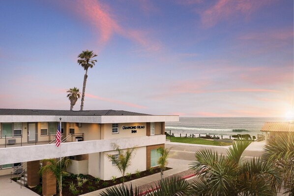 A hotel named 'Diamond Head Inn' with a view of the ocean and palm trees. - Diamond Head Inn (San Diego)