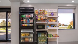 Un área de venta con una variedad de aperitivos, bebidas y alimentos envasados.