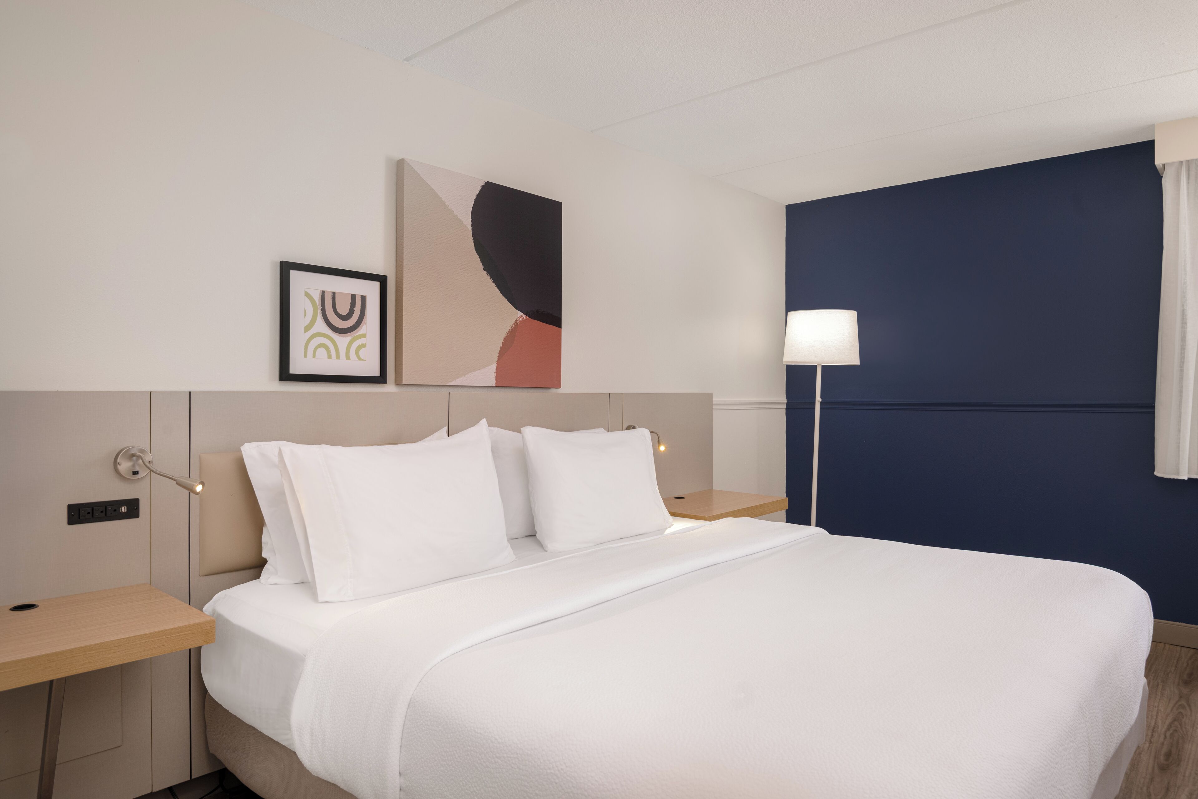 Escritorio y espacio para trabajar con laptop 