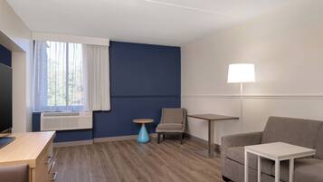 Suite, 1 King Bed | Desk, laptop workspace, soundproofing, iron/ironing board