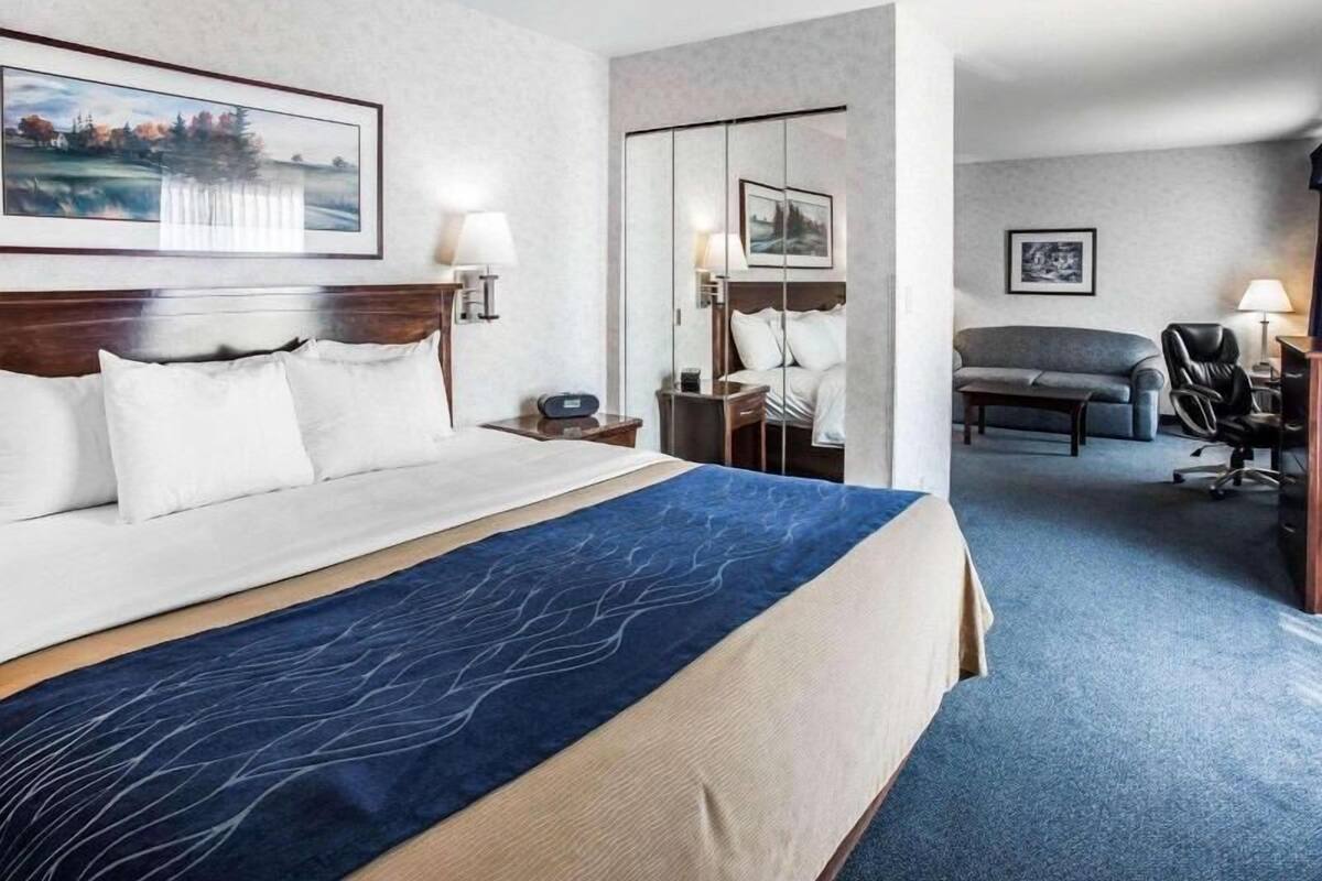 Egyptian cotton sheets, premium bedding, pillowtop beds, desk