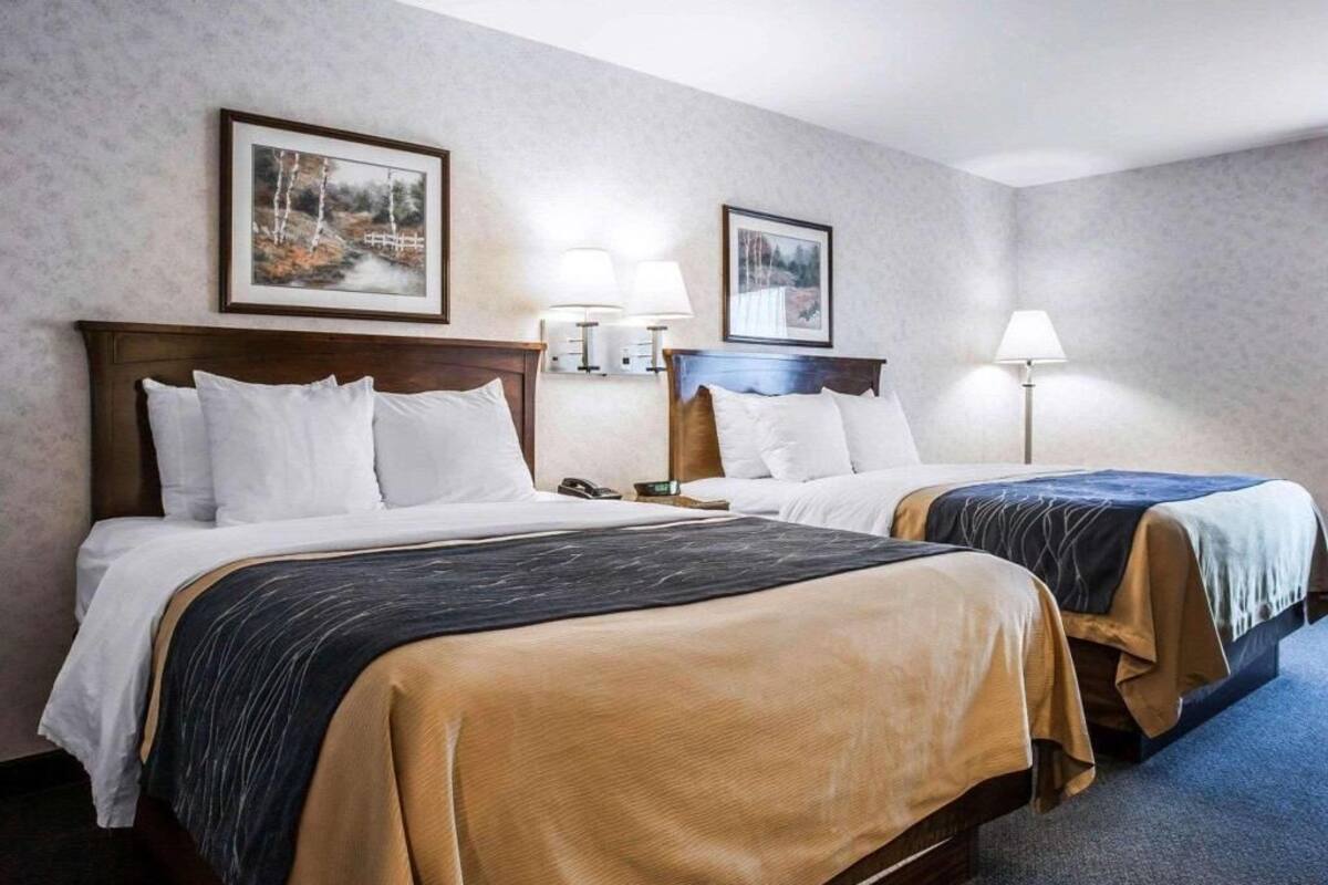 Egyptian cotton sheets, premium bedding, pillowtop beds, desk