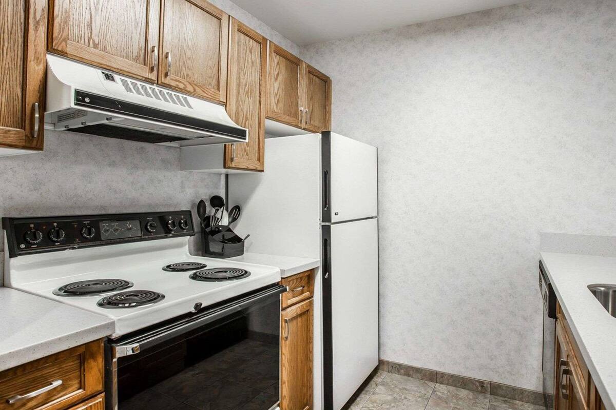 egyptian cotton sheets, premium bedding, pillow-top beds, desk