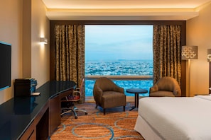 Deluxe Room, 1 Queen Bed, Non Smoking | Down comforters, pillowtop beds, free minibar items, in-room safe