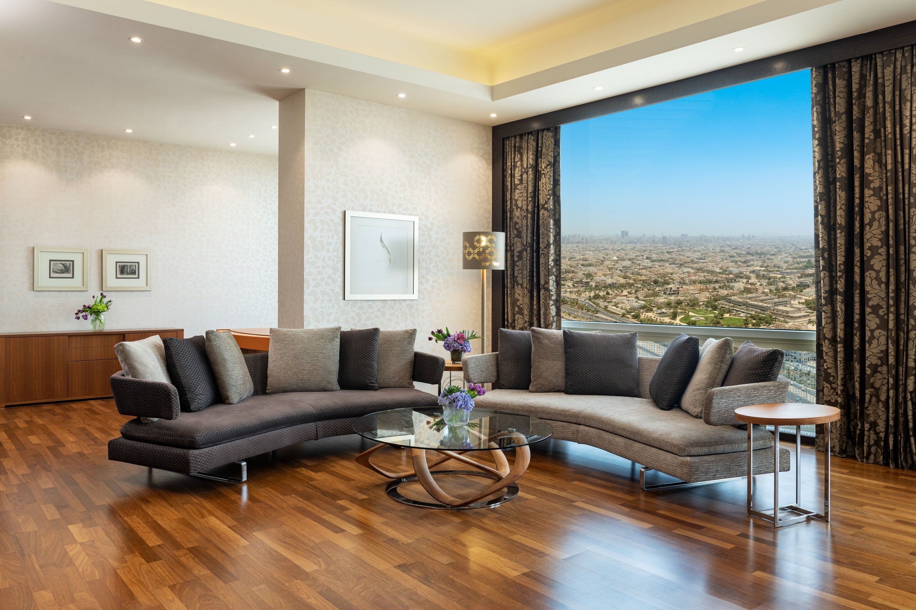 Suite, 1 letto king, vista città | Copriletto in piuma, materassi a doppio strato