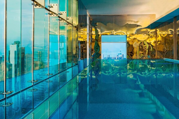 Una piscina cubierta