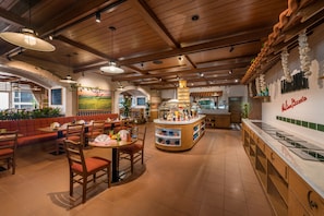 2 restaurantes; se sirven desayunos, almuerzos y cocina internacional