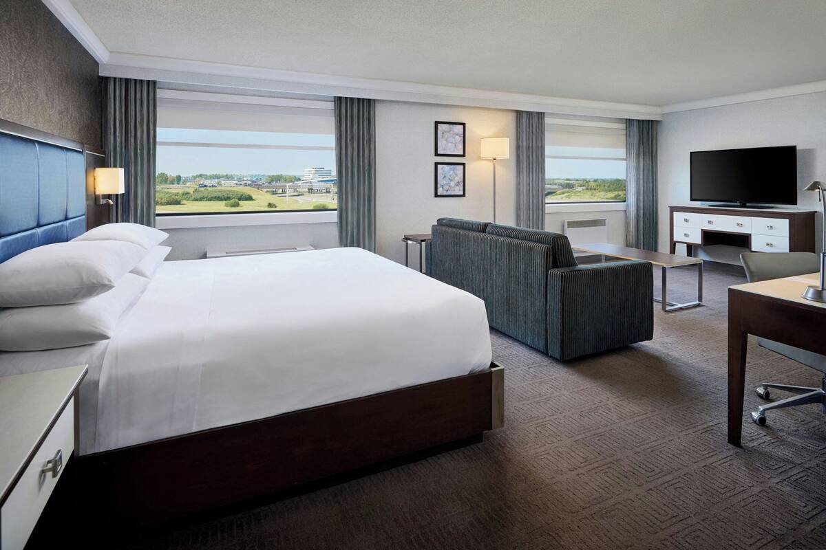 Junior Suite, 1 Bedroom | Premium bedding, down comforters, in-room safe, desk