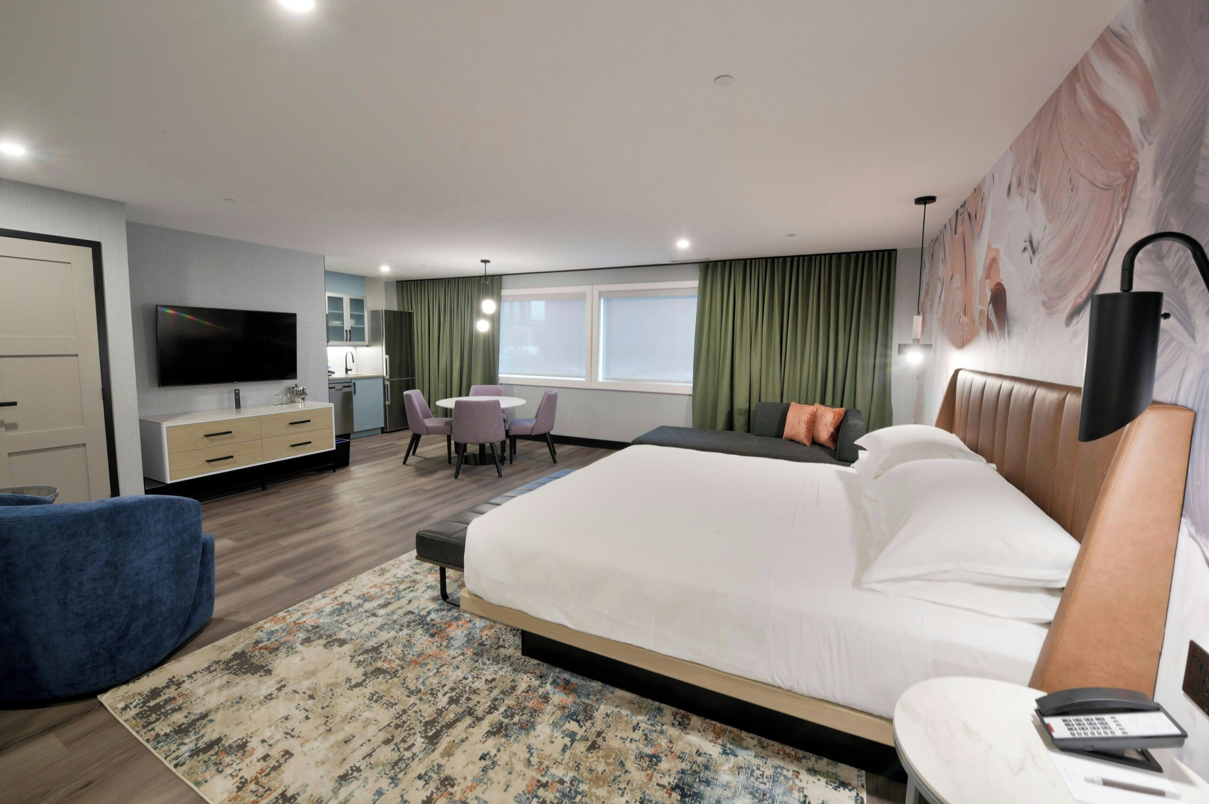 studio, 1 king bed | premium bedding, down duvets, in-room safe, desk