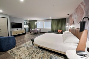 Studio, 1 kingsize-seng | Sengetøy av topp kvalitet, dundyner, safe på rommet og skrivebord