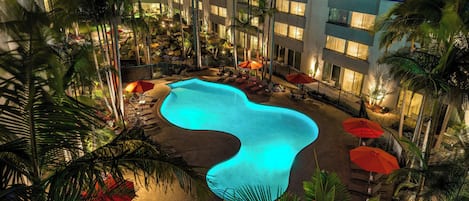 Außenpool, geöffnet von 07:00 Uhr bis 23:00 Uhr, Sonnenschirme