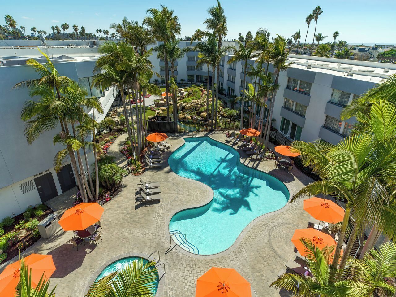 Ulkouima-allas avoinna 7.00–23.00, aurinkovarjoja, aurinkotuoleja