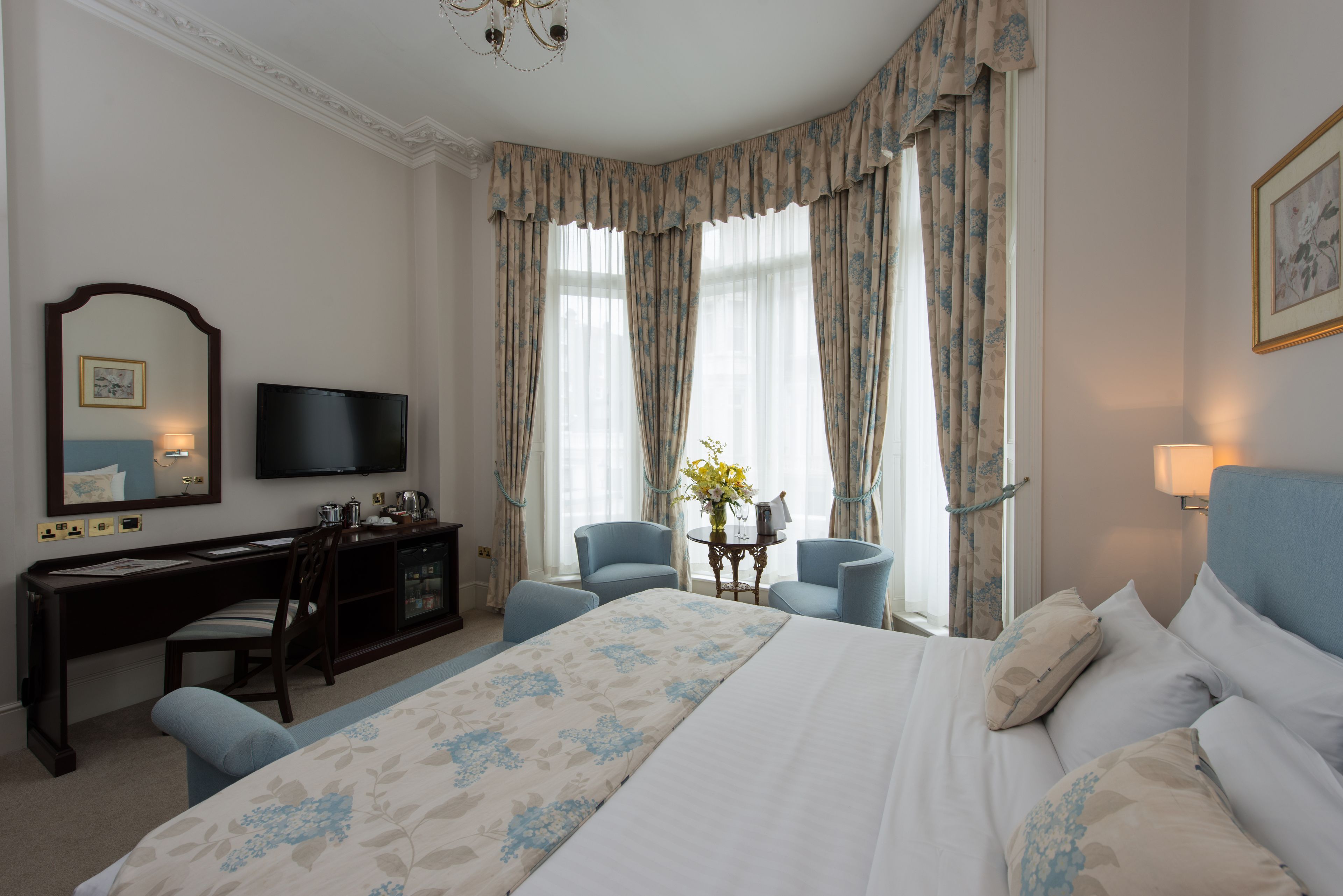 in-room safe, desk, laptop workspace, blackout curtains