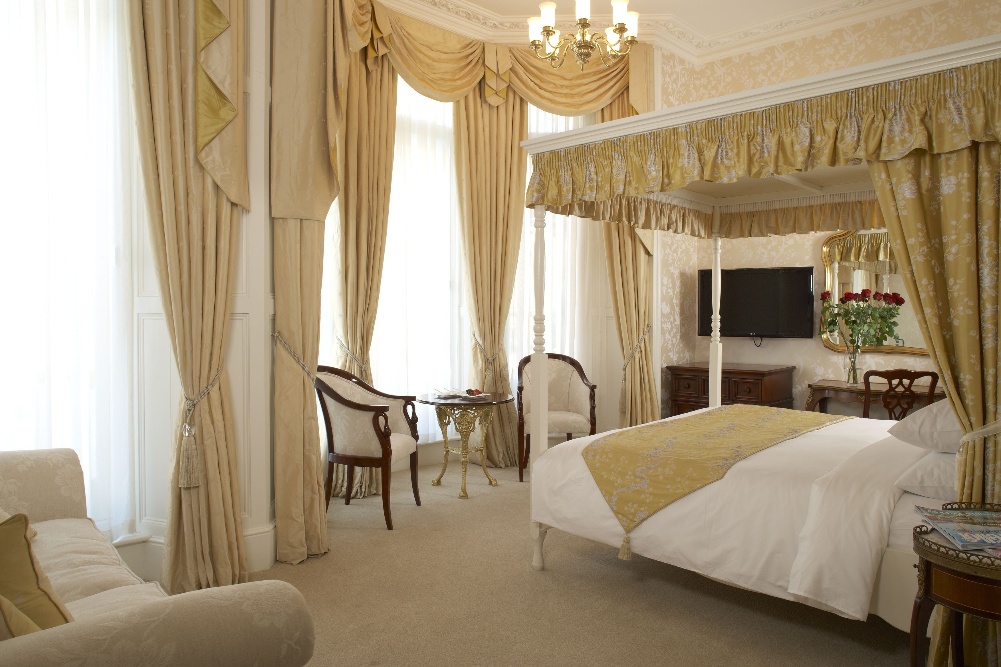 in-room safe, desk, laptop workspace, blackout curtains