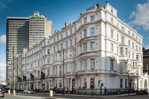Exterior - Park International Hotel (London)
