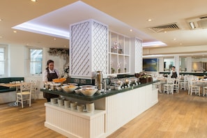 Desayuno buffet todos los días (GBP 16.99 por persona)