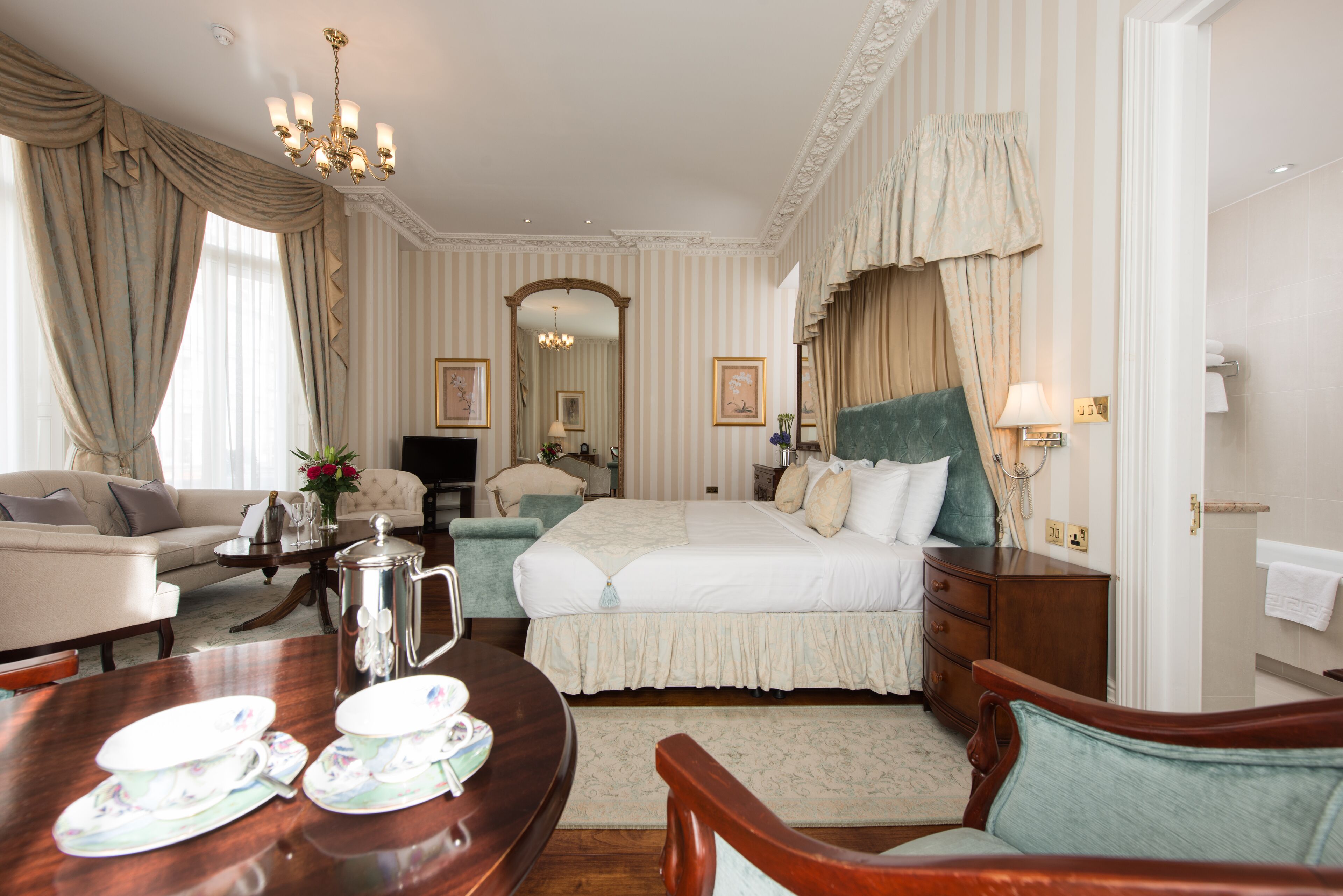 in-room safe, desk, laptop workspace, blackout curtains