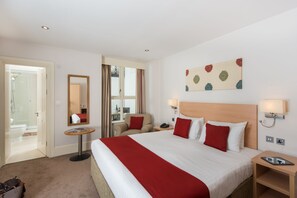 Quarto casal standard | Cofres nos quartos, escrivaninha, espaço de trabalho para notebook