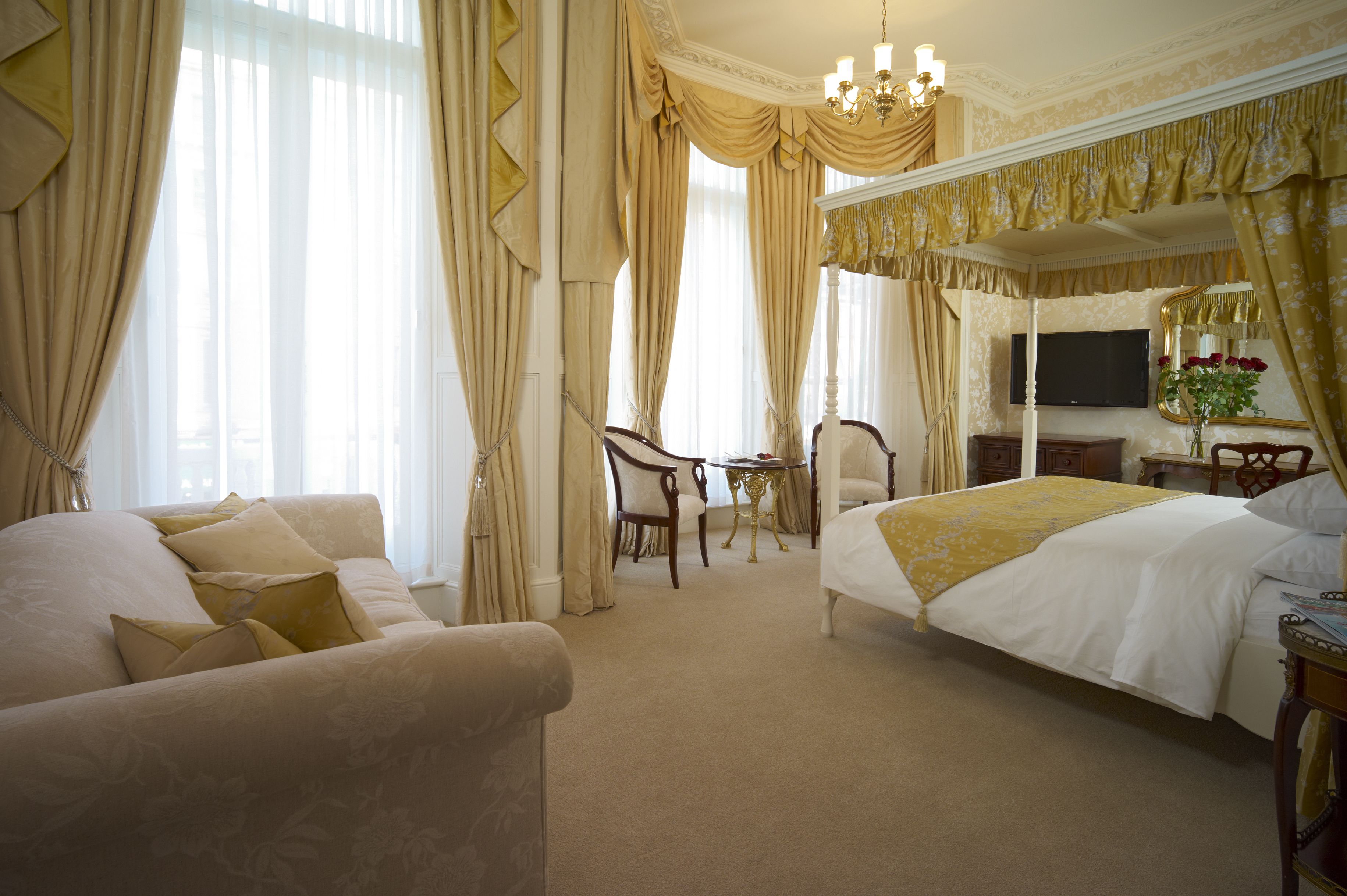 in-room safe, desk, laptop workspace, blackout curtains