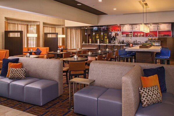 Breakfast and dinner served, American cuisine - Courtyard by Marriott Richmond West (Richmond)
