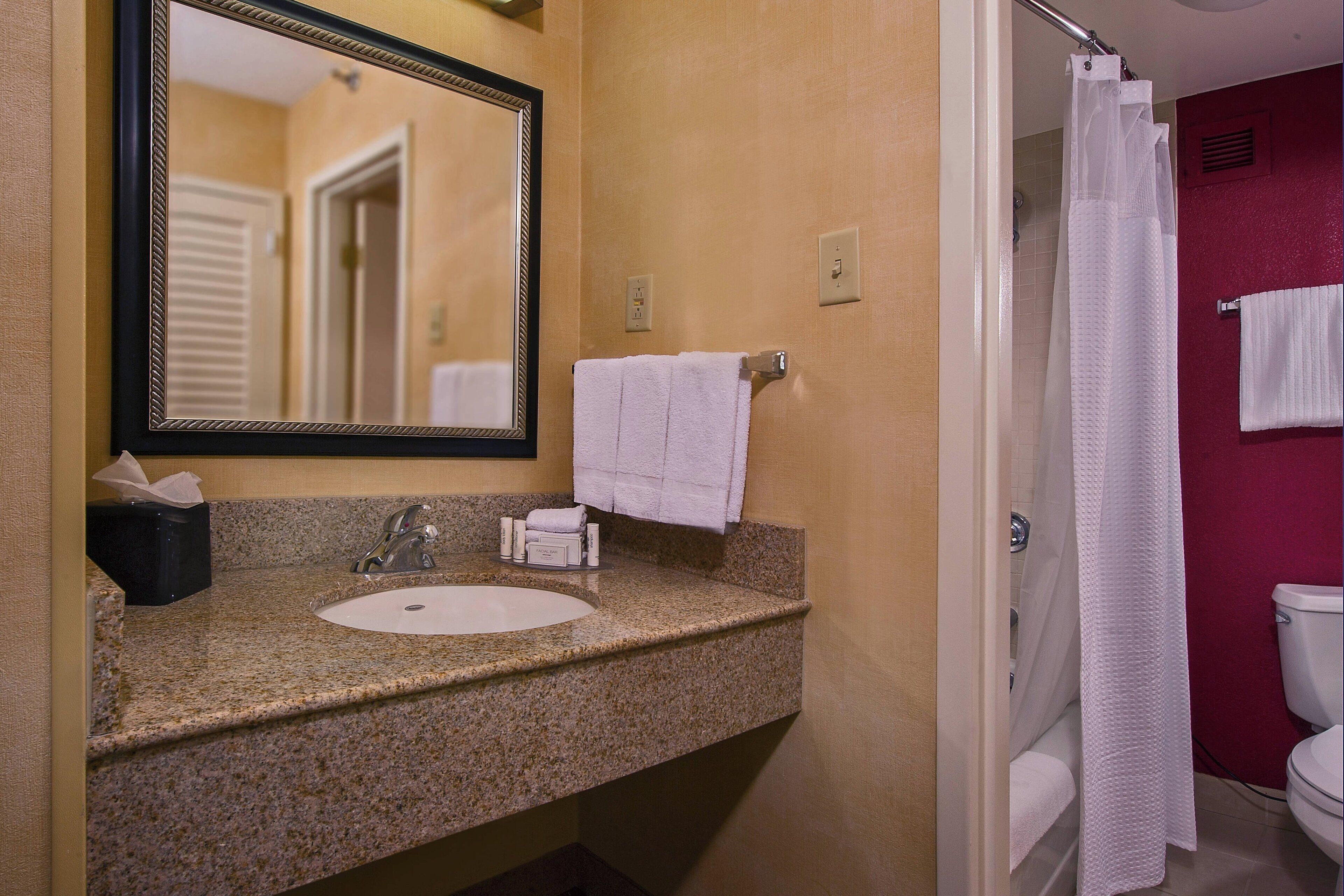 combined shower/bathtub, eco-friendly toiletries, hair dryer, towels