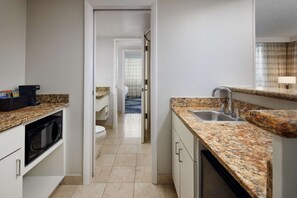 Suite, 1 cama de matrimonio grande, balcón, en esquina | Cocina privada | Frigorífico, microondas y cafetera o tetera