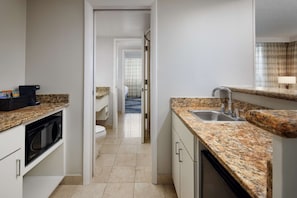Suite, 1 King-Bett, Balkon, Eckzimmer | Eigene Küche | Kühlschrank, Mikrowelle, Wasserkocher mit Kaffee-/Teezubehör