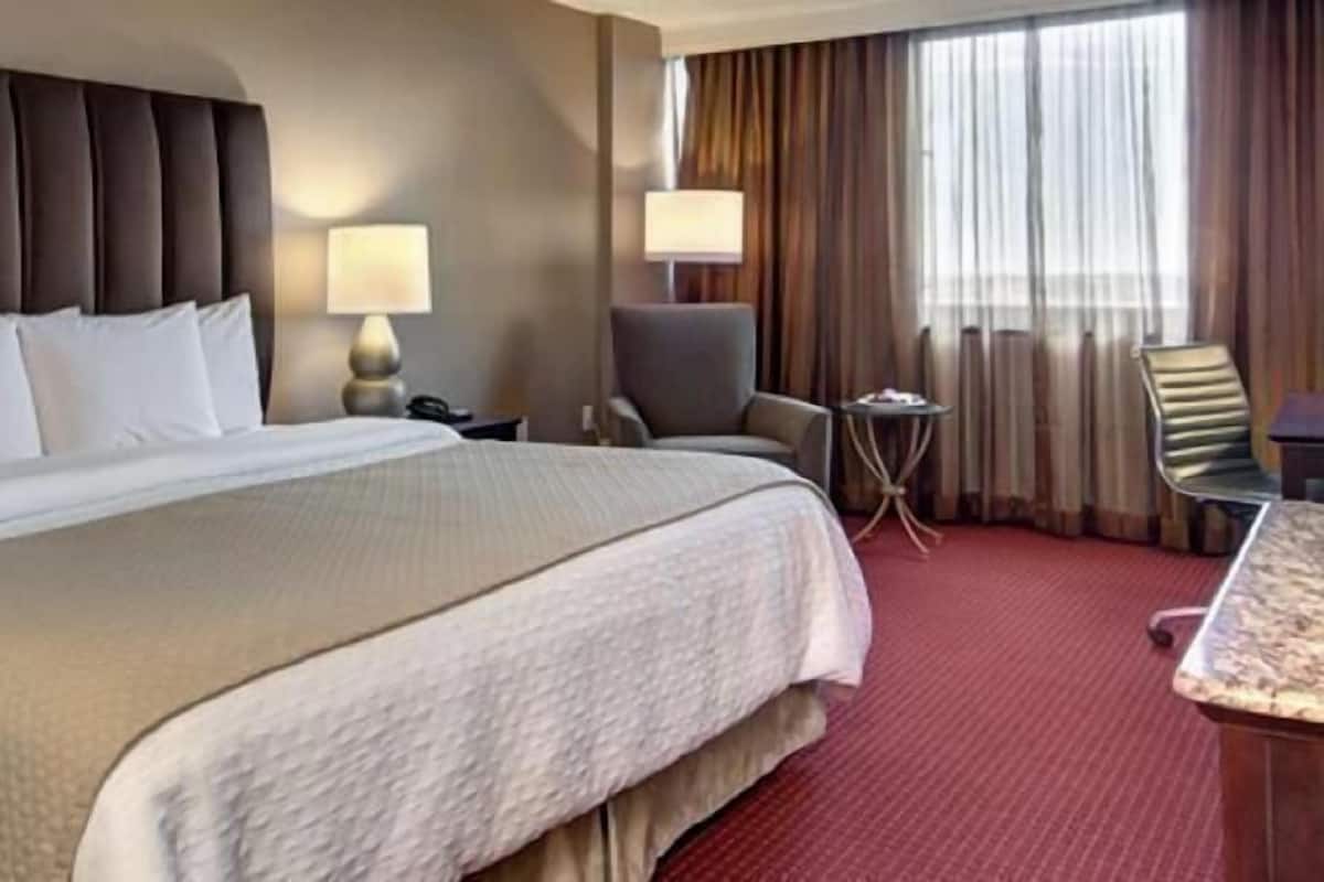 Premium bedding, in-room safe, desk, laptop workspace