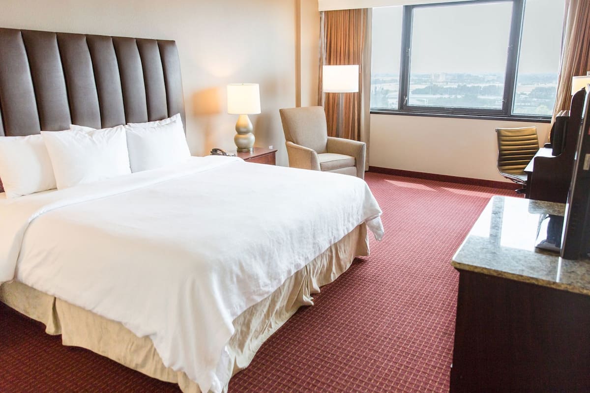 Premium bedding, in-room safe, desk, laptop workspace