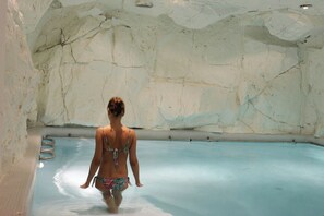Indoor pool, seasonal outdoor pool, pool umbrellas, pool loungers - AC Hotel by Marriott Ambassadeur Antibes - Juan Les Pins (Antibes)
