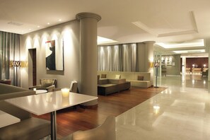 Lobby-lounge