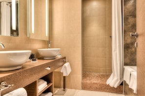 Habitación, 1 cama Queen size, balcón, vista parcial al mar (Balcony) | Baño | Amenidades de baño ecológicas, secadora de cabello, toallas