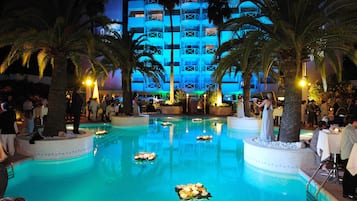 Piscina interna, piscina externa sazonal, guarda-sóis, espreguiçadeiras