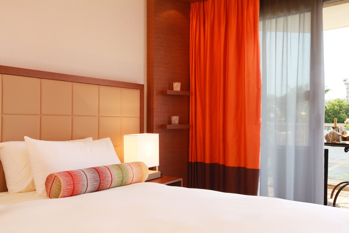 เครื่องนอนระดับพรีเมียม, เตียงพร้อมฟูกเสริมที่นอน, ตู้นิรภัยในห้องพัก