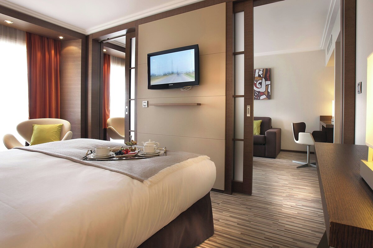 ห้องแฟมิลี่สวีท, เตียงควีนไซส์ 1 เตียง และโซฟาเบด, ระเบียง (Balcony) | เครื่องนอนระดับพรีเมียม, เตียงพร้อมฟูกเสริมที่นอน, ตู้นิรภัยในห้องพัก