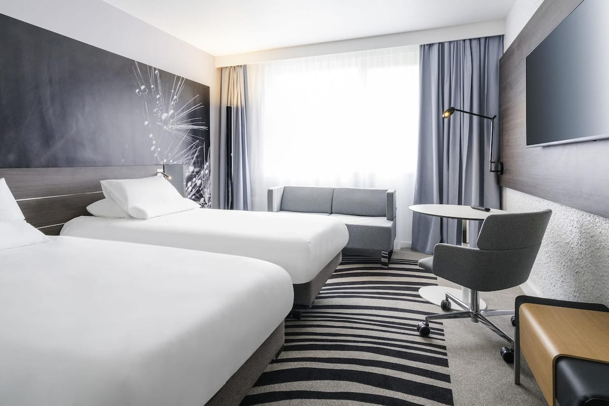 Classic Room, 2 Single Beds | Premium bedding, minibar, in-room safe, desk